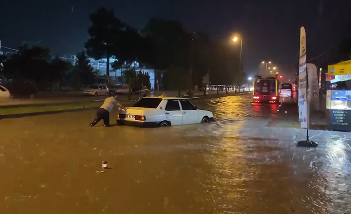 Kırıkkale'de şiddetli yağmur hayatı felç etti