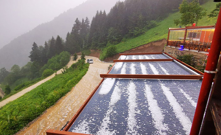 Turizm merkezi Uzungöl'de dolu yağışı etkili oldu