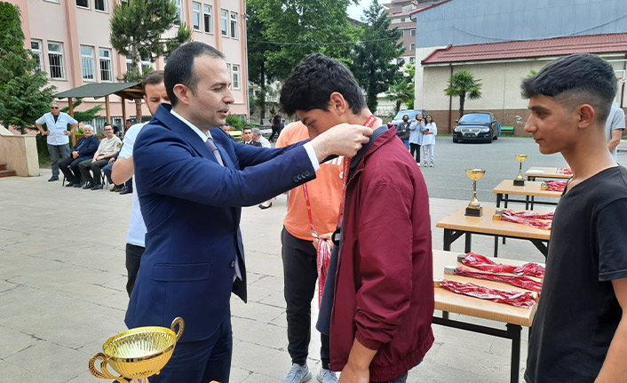 Araklı'da okullar arası spor müsabakaları ödül töreni gerçekleştirildi