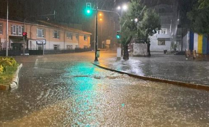 İstanbul'da kötü hava şartları hayatı felç etti