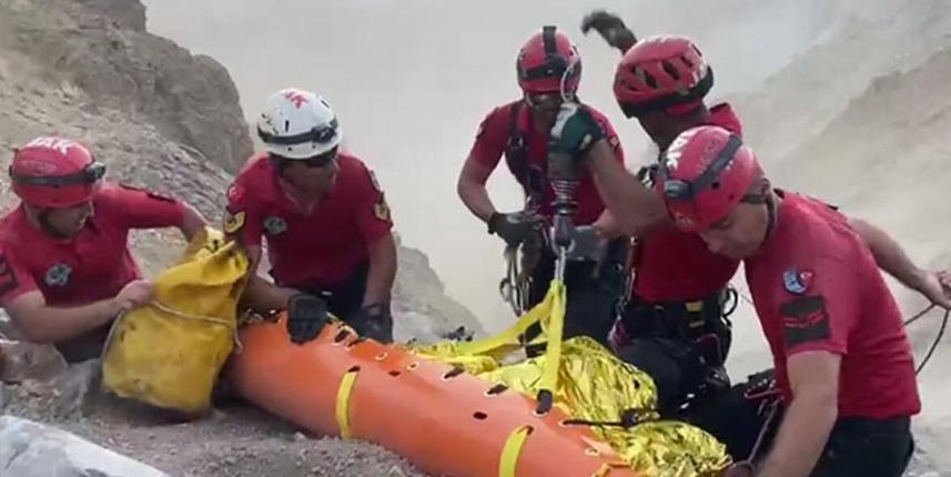 Erciyes'e zirve tırmanışı yapan dağcıların üzerine kaya yuvarlandı: 1 ölü, 2 yaralı