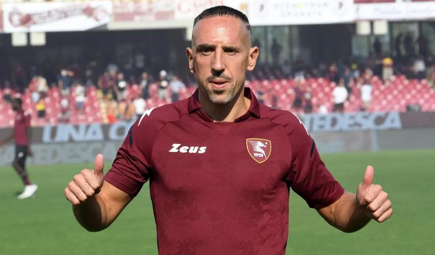 Franck Ribery, kramponları astı