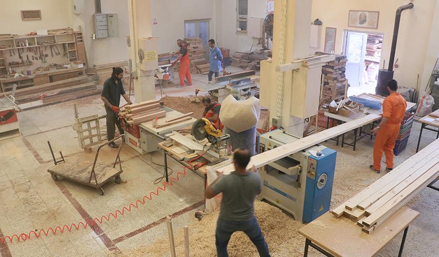 Samsun'da hükümlüler cezaevinde bahçe ve balkon mobilyaları üretiyor