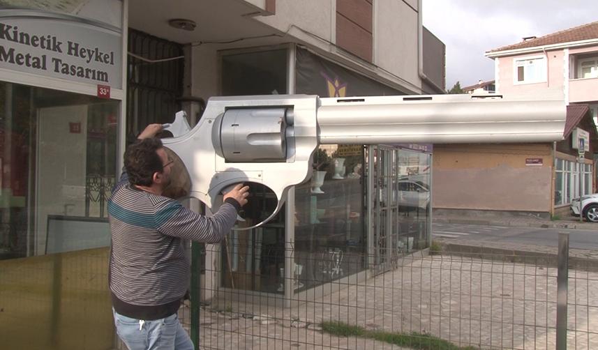 İstanbul'da 'kinetik heykel ustası'ndan 3 metrelik dev silah heykeli