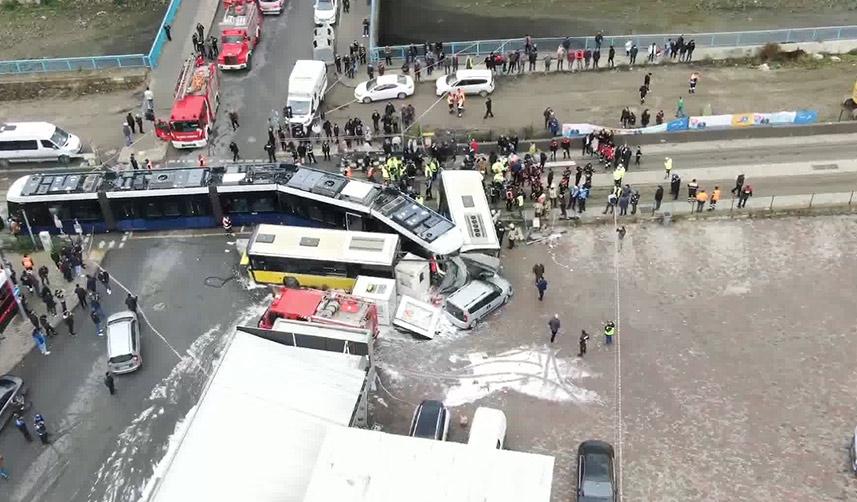İstanbul'da tramvay belediye otobüsüne çarptı