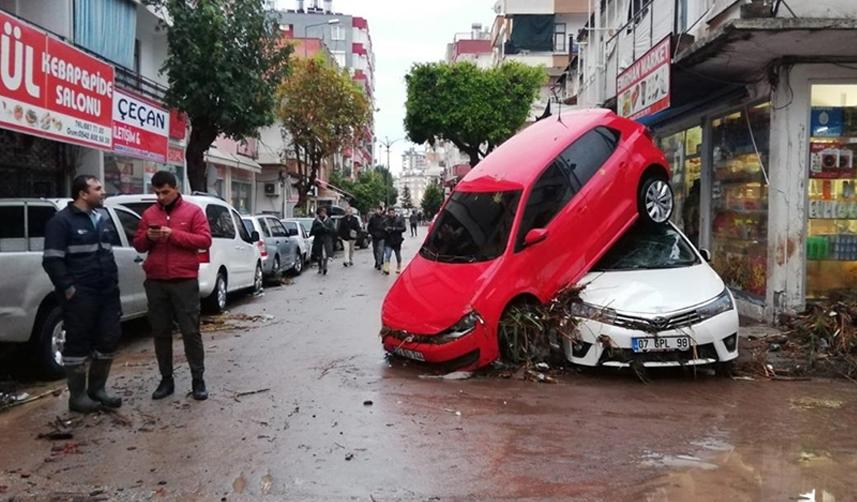 Antalya'da kuvvetli yağış sele neden oldu