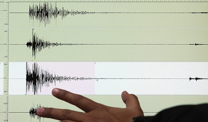 Endonezya'da 7.7 büyüklüğünde deprem! Tsunami uyarısı