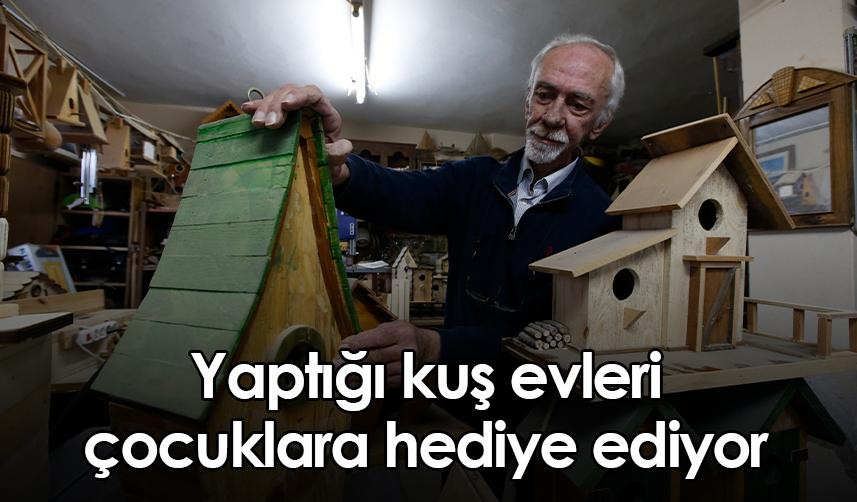 Samsun'da yaptığı kuş evleri çocuklara hediye ediyor