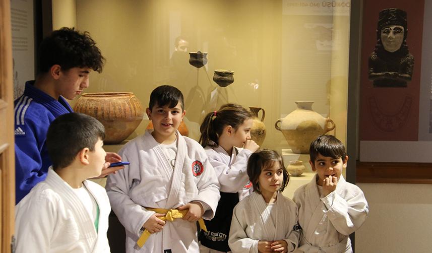 Gümüşhane'de minik sporcular karne hediyesi olarak müze gezdi
