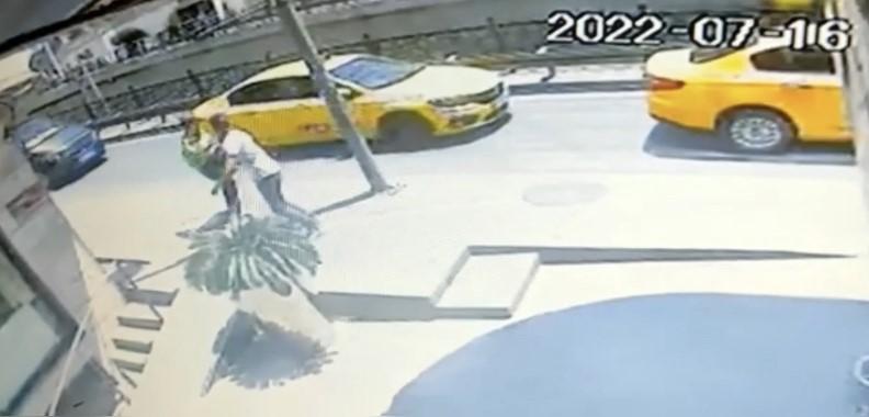 İstanbul'da kadına kapkaç anları kamerada: Şahsı kovalarken yere düştü