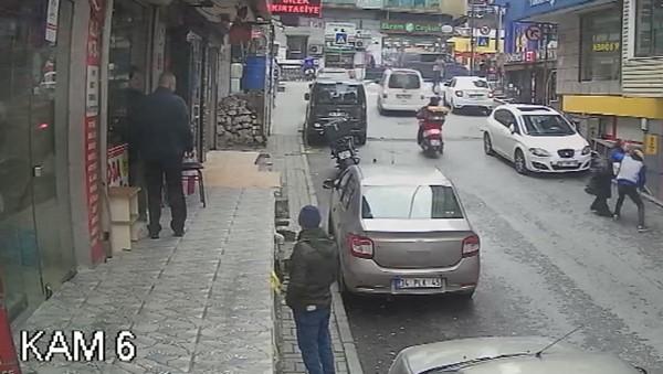 İstanbul'da bıçaklı eski eş dehşeti kamerada: Kadını ölümden montu kurtardı