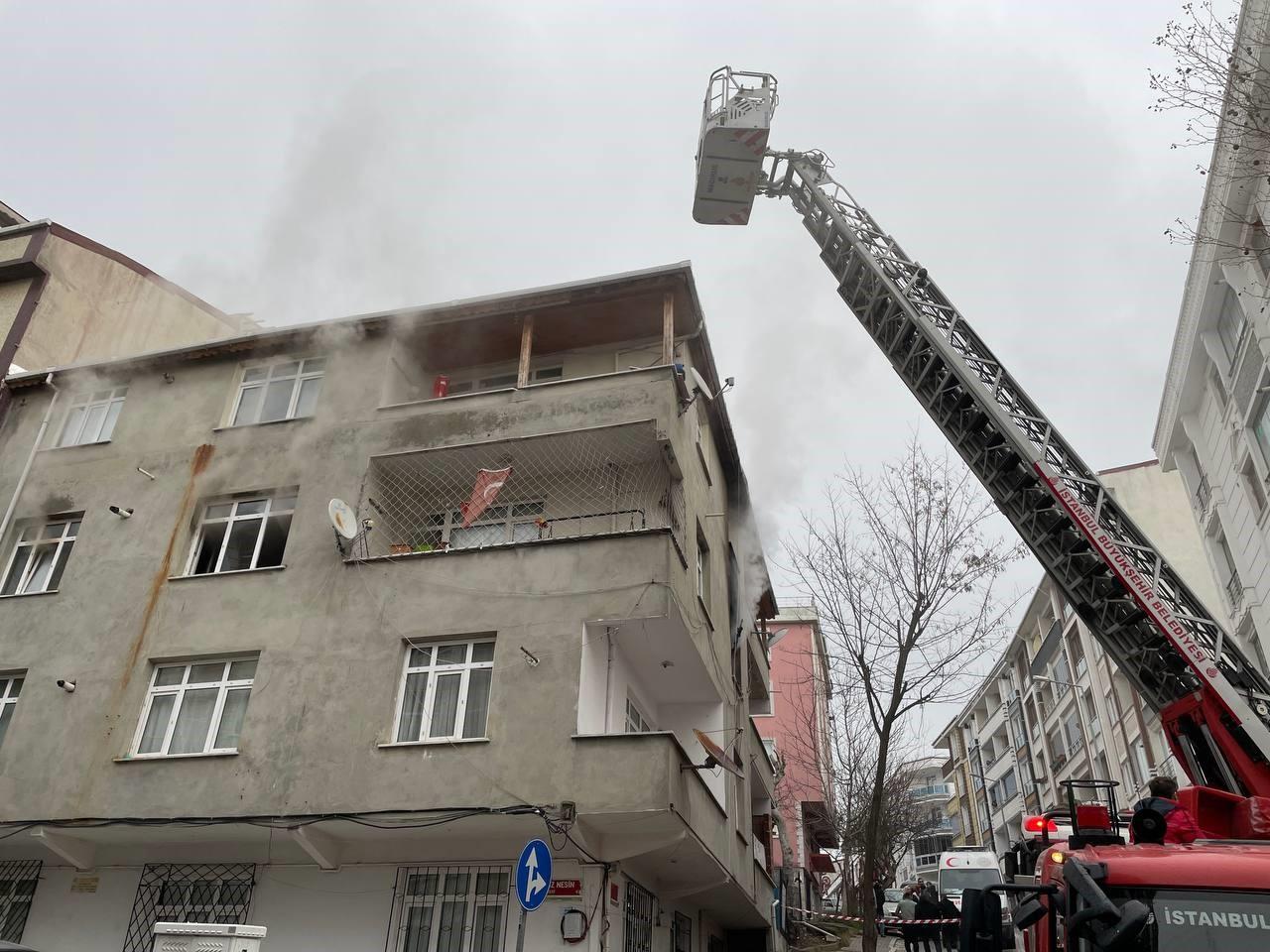 İstanbul'da 4 kişinin mahsur kaldığı yangında korku dolu anlar yaşandı