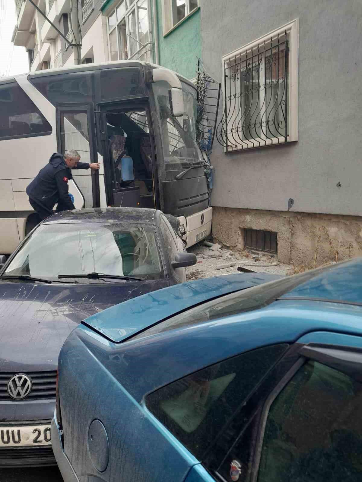Kütahya’da freni boşalan midibüs önce park halindeki iki otomobile sonra da bir apartmanın duvarına çarptı