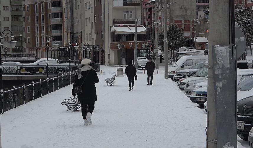 Gümüşhane kent merkezine yılın ilk karı düştü