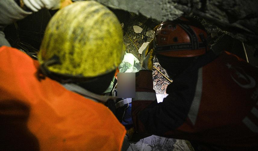 Madenciler 8 metre derinliğe indiği enkazdan depremzedeye ulaştı