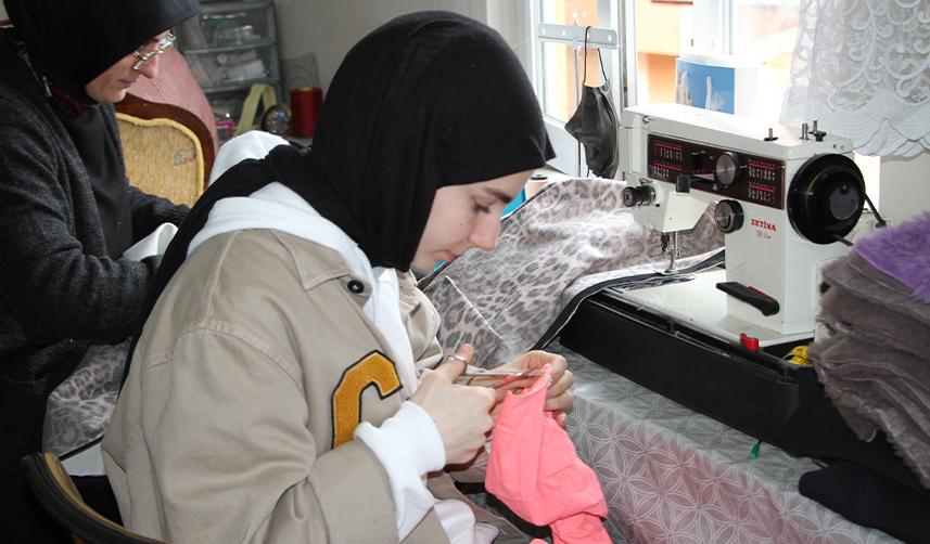Rize'de depremzedeler için kışlık kıyafet dikiliyor