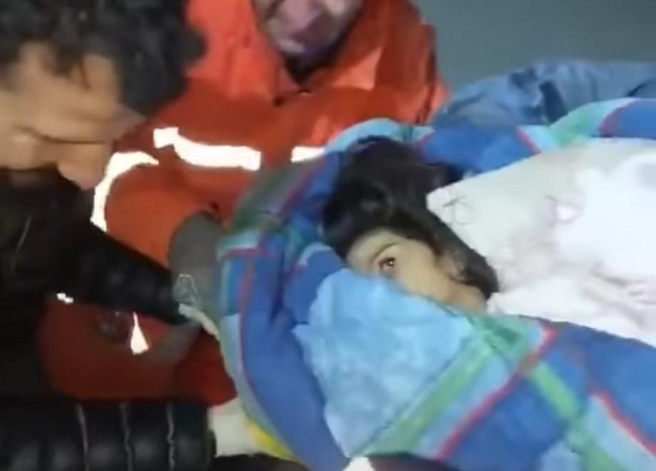 8 yaşındaki Asya 96 saat sonra enkazdan sağ olarak kurtarıldı