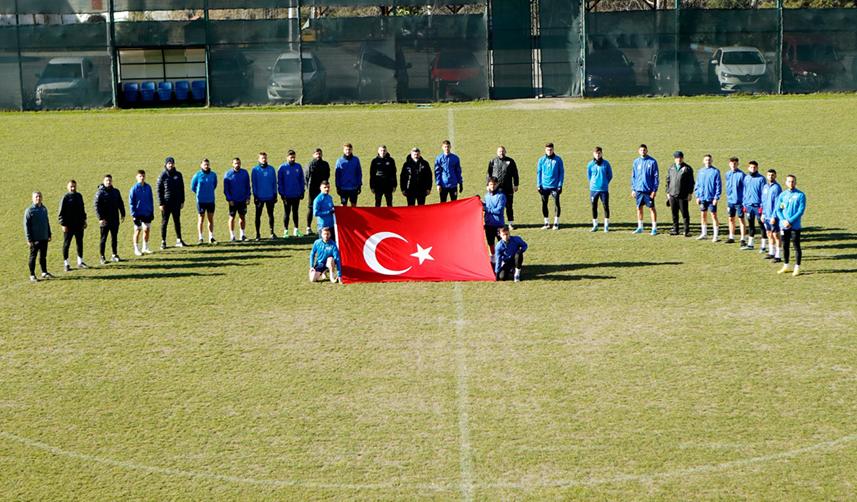 1461 Trabzon FK’dan depremlerde hayatını kaybedenler için saygı duruşu