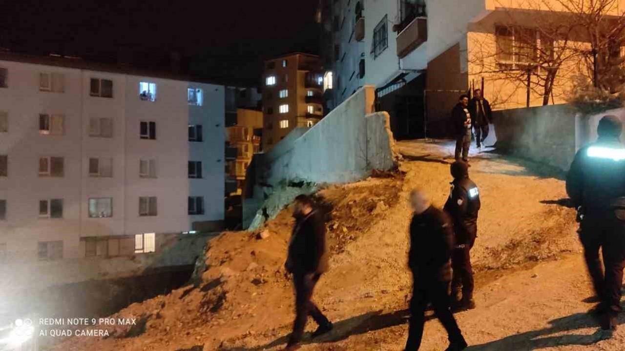 Başkent’te istinat duvarı çöktü, 2 apartman tahliye edildi
