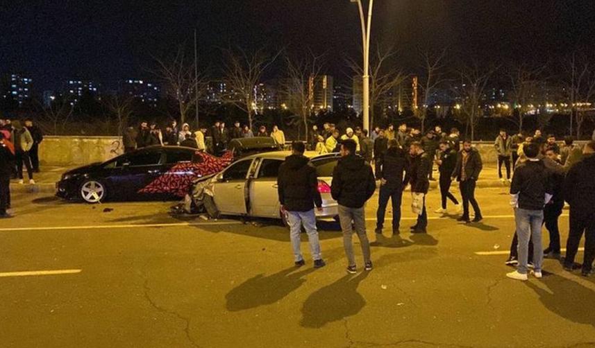 Diyarbakır'da 2 otomobil park halindeki 4 otomobile çarptı: 5 yaralı
