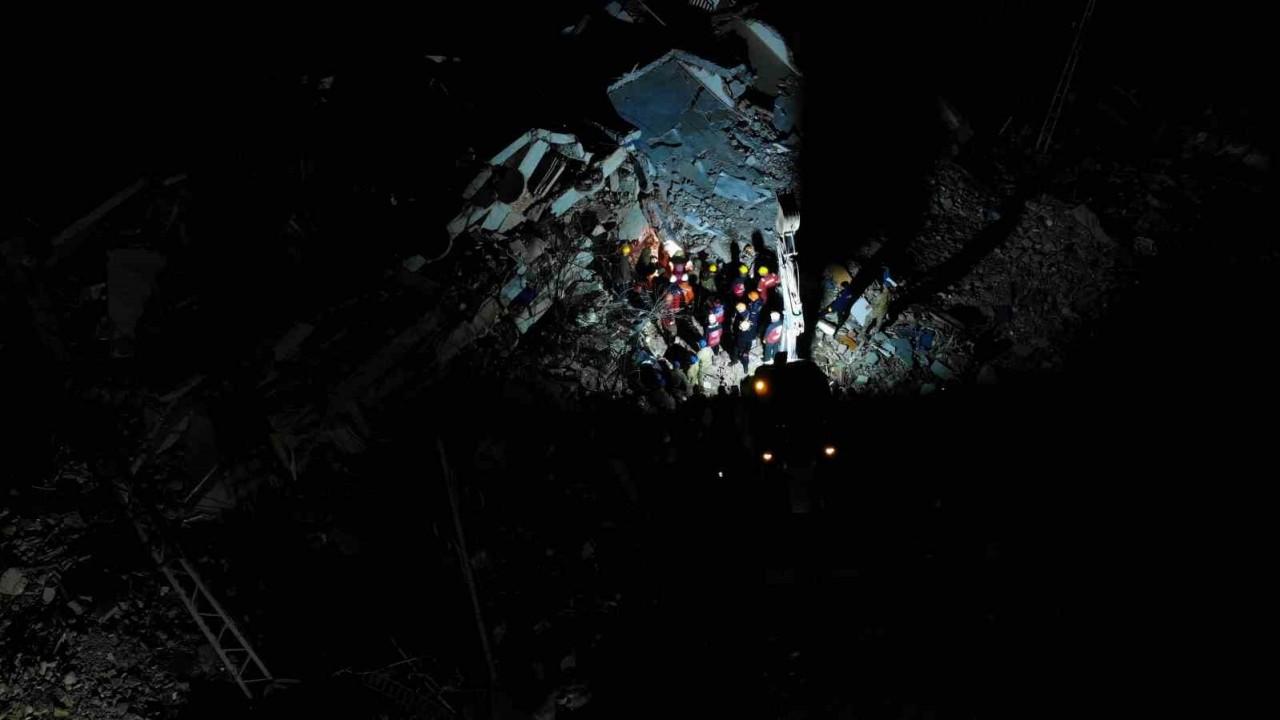 Malatya’da ekiplerin akşam karanlığında çalışması havadan görüntülendi