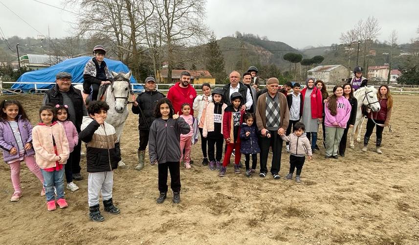 Giresun'da depremzede çocuklara atlarla terapi