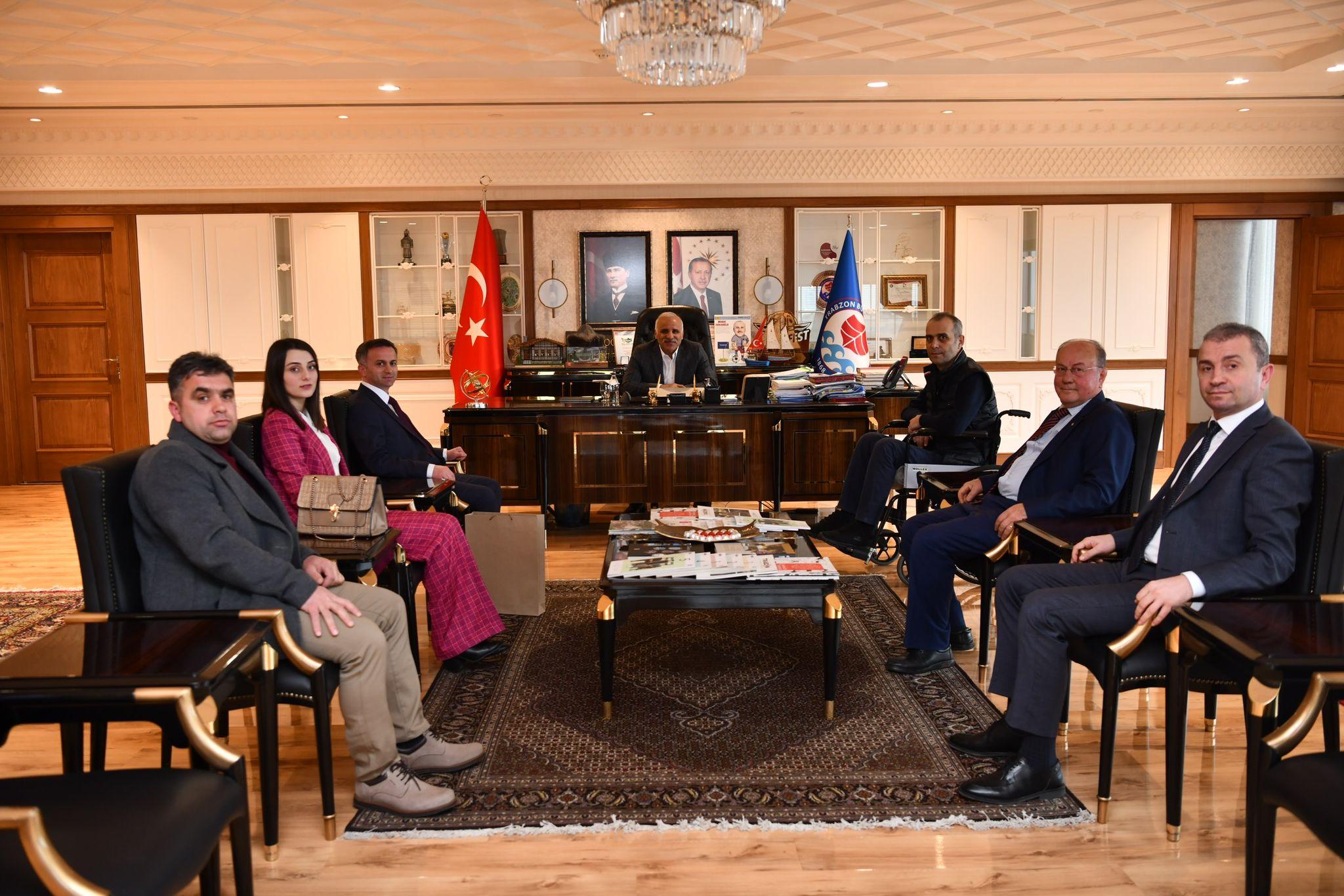 Trabzon Yomra Vakfı Başkanı Ayaz'dan Zorluoğlu'na teşekkür plaketi