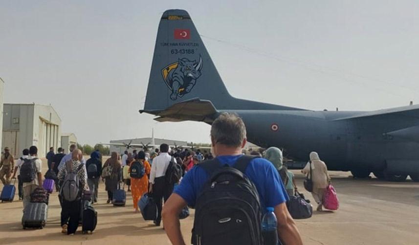 Türkiye'nin tahliye uçağına Sudan'da ateş açıldı