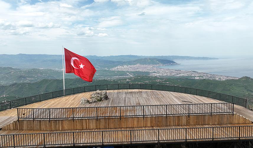 Türk bayrağı Yoroz’a yakıştı! Zirvesinden Ordu ve Giresun izlenebiliyor