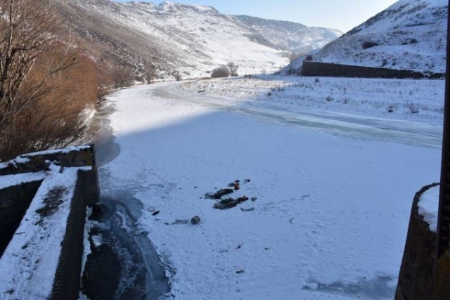 Kars'ta baraj gölü yüzeyi tamamen dondu!