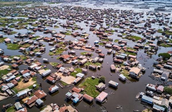 Afrika'da kölelikten kaçanların su üstünde kurduğu köy: Ganvie. Foto Haber