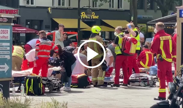 Berlin'de bir araç kalabalığın arasına daldı. Video Haber