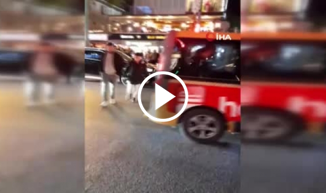 Fenerbahçeli holiganlar Trabzonspor bayrağına da saldırdı. Video Haber