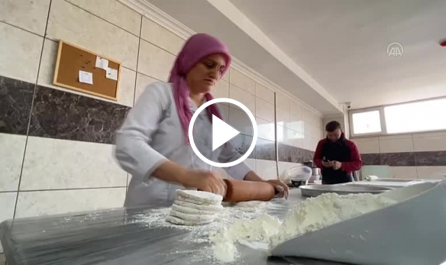 Laz böreği Karadeniz'de iftar sofralarını süslüyor. Video Haber