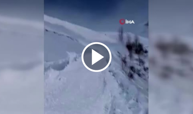 Bayburt'ta kar aracının üzerine çığ düştü! O anlar kamerada. Video Haber