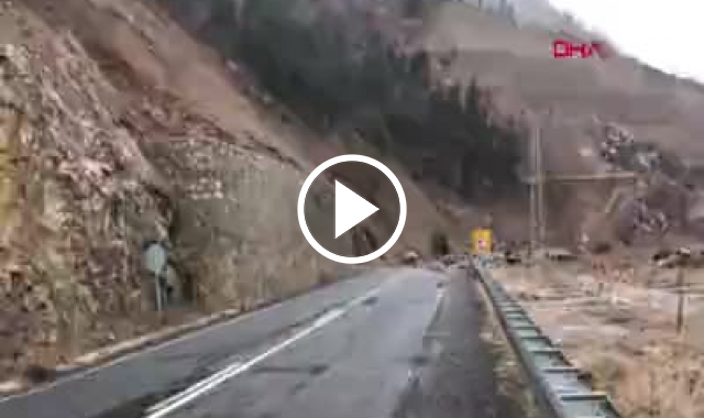 Yamaçtan kopan kayalar yolu kapattı. Video Haber