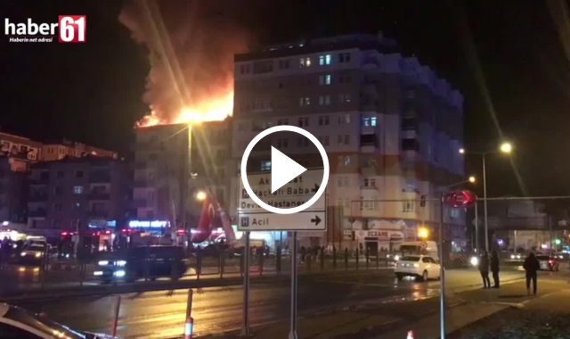 Trabzon'da korku dolu anlar! 5 katlı apartmanın çatısında yangın. Video Haber