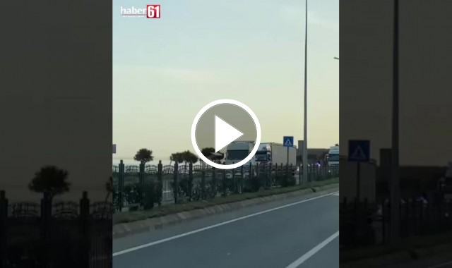 Trabzon'da tır devrildi. Video Haber