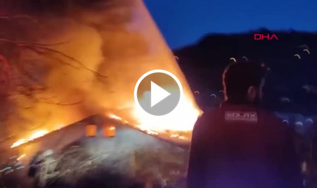 Trabzon'da çatı katında çıkan yangın güçlükle söndürüldü. Video Haber