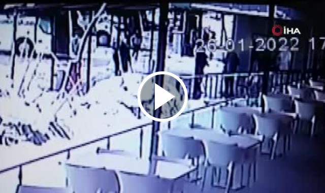 Samsun'da kar yığınını taşıyamayan tente mühendisin üstüne çöktü Video Haber
