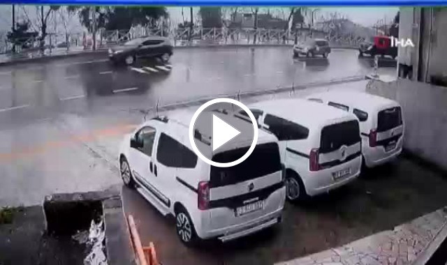 Trabzon plakalı iki otomobil Ordu'da kafa kafaya çarpıştı! O anlar kamerada Video Haber