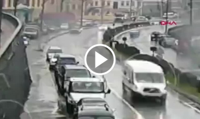 Trabzon'da otomobil kaldırıma çıkıp takla attı! Kaza anı kamerada. Video Haber