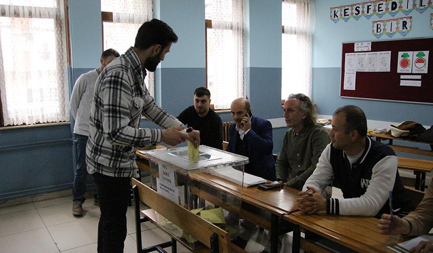 Rize'de Cumhurbaşkanı Erdoğan'ın hemşehrileri oylarını kullanıyor