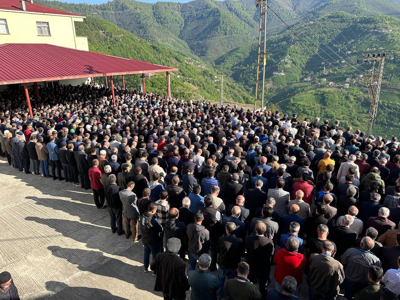 Bakan Karaismailoğlu kazada hayatını kaybeden 4 vatandaşın cenazesine katıldı