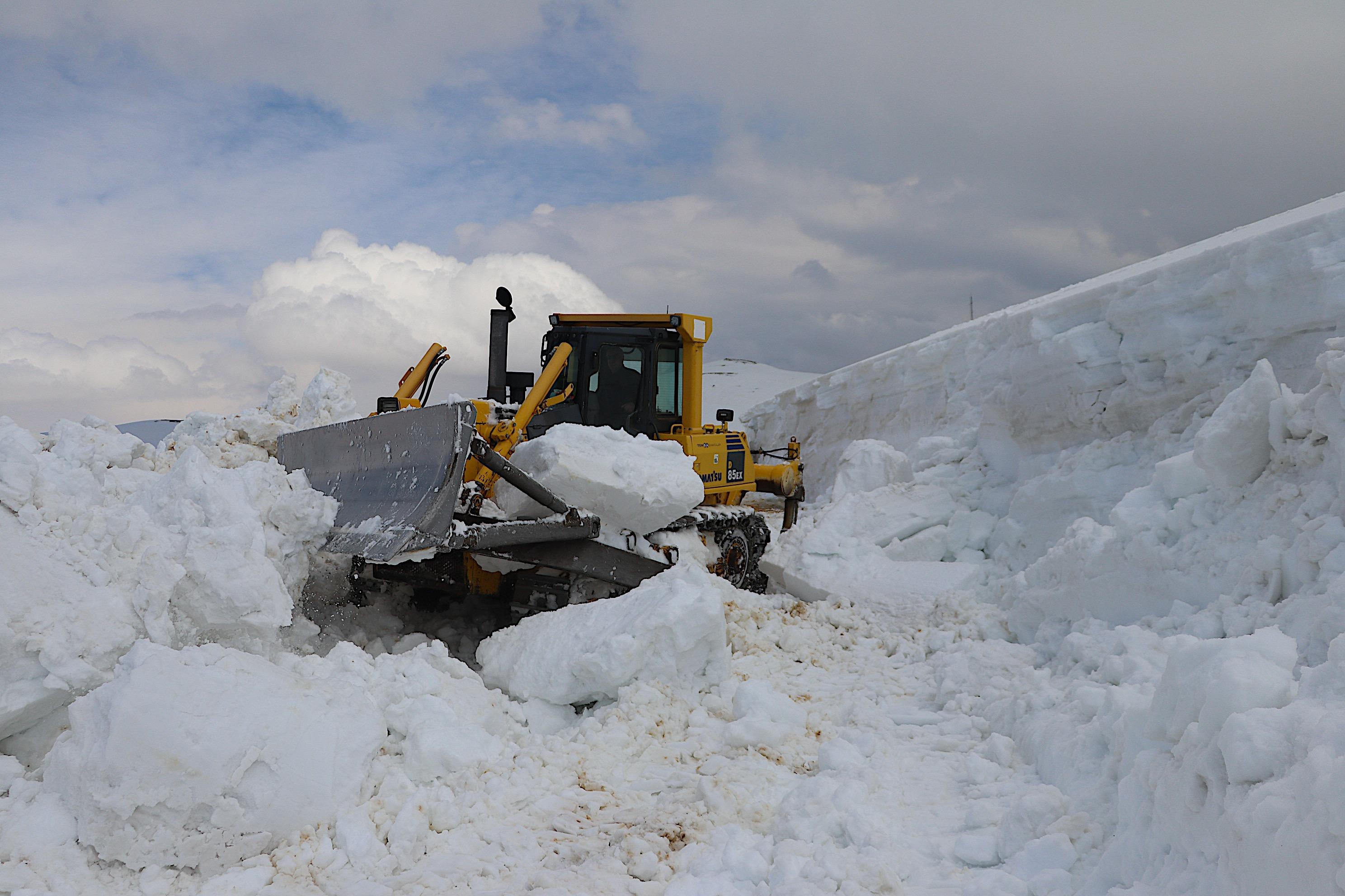 Bayburt'ta karla mücadele sürüyor