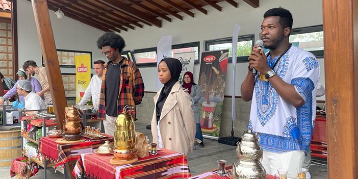 Rize'de yabancı öğrenciler en iyi çayı demlemek için yarıştı