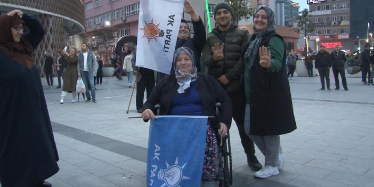 Rize'de tekerlekli sandalye ile seçim kutlamalarına katıldı