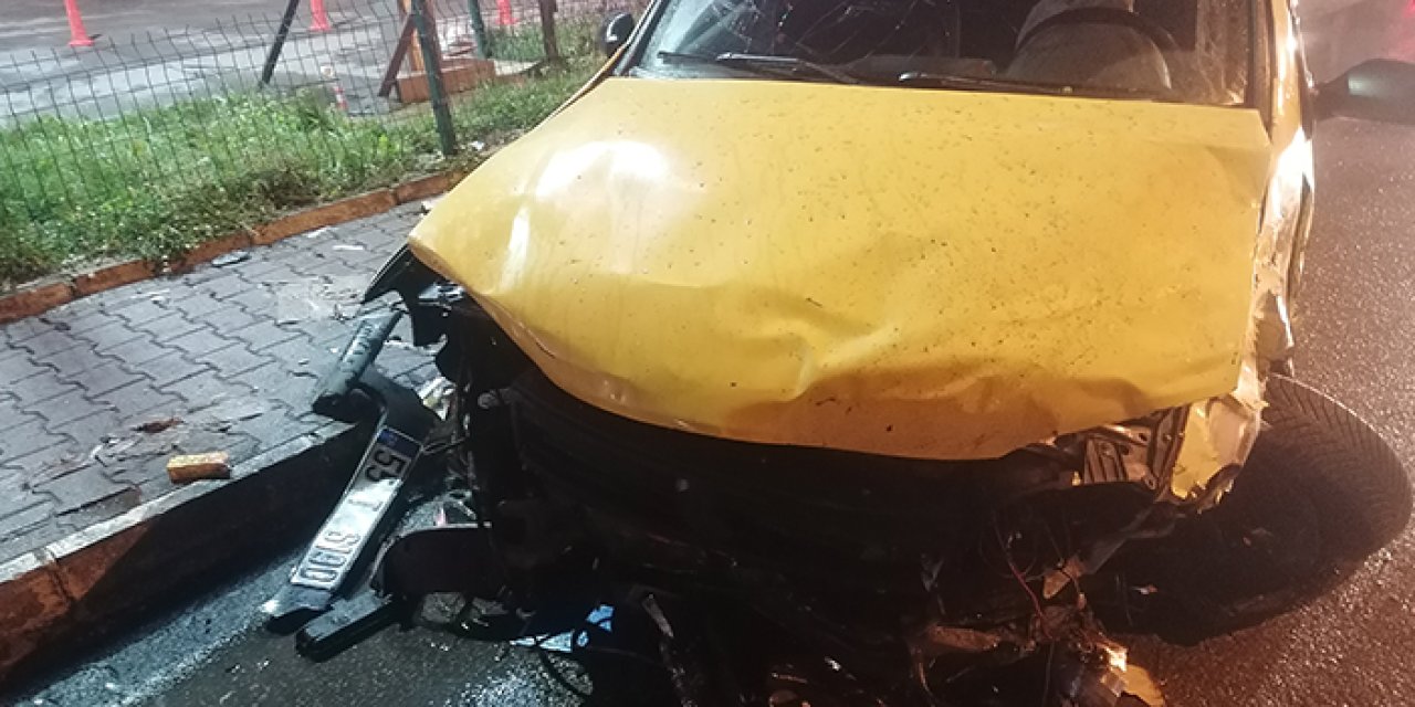 Samsun'da taksi ile otomobil birbirine girdi! 6 yaralı