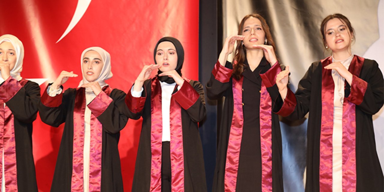 Trabzon'da mezuniyet töreninde İstiklal Marşı işaret diliyle okundu
