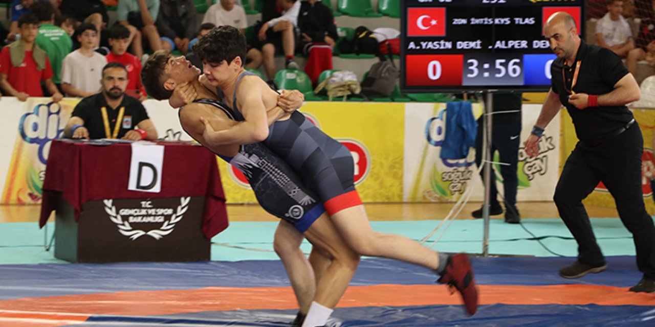 Rize'de Güreş Türkiye Şampiyonası başladı